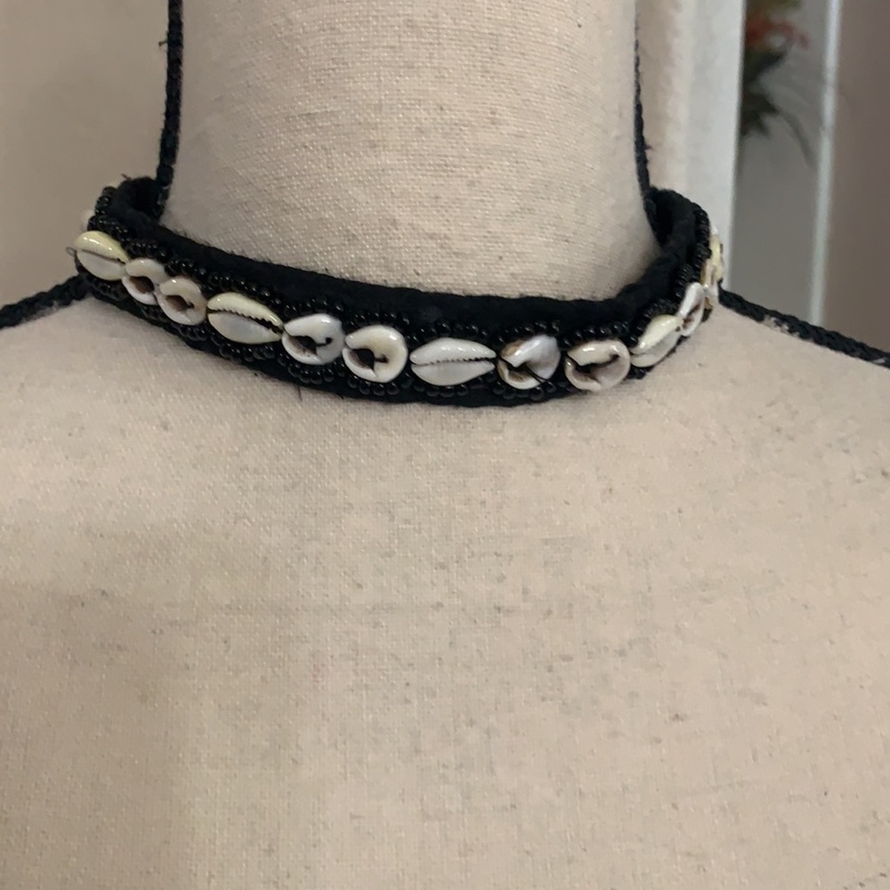 Puka shell and black small bead choker necklace - Picture 10 of 10